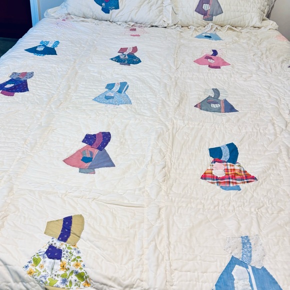 Hand-Sewn Sunbonnet Sue Queen Quilt and Set of Standard Shams - Picture 2 of 5